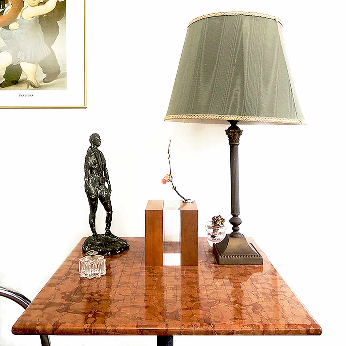 居間のサイドテーブルに置かれたFLOWER01の画像