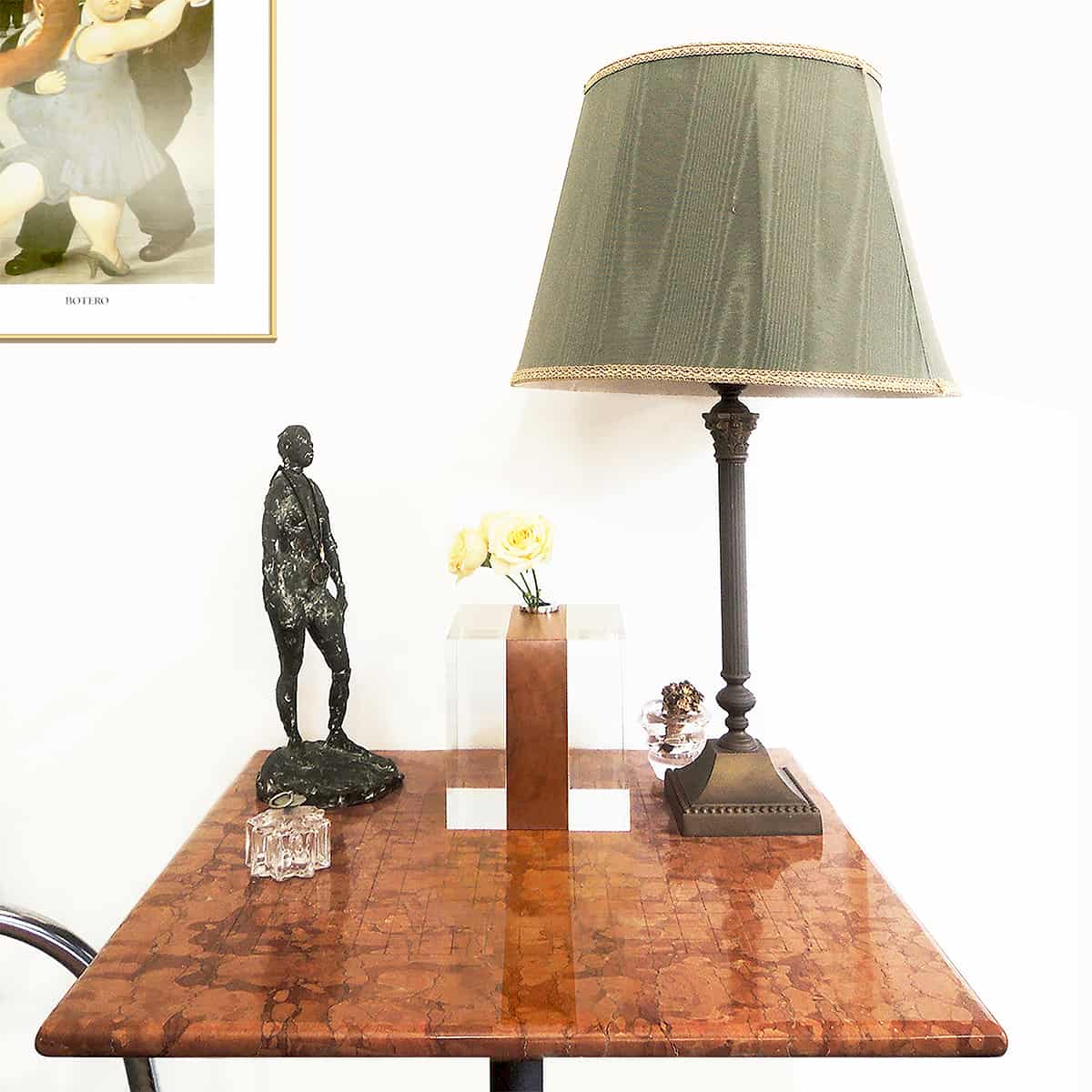 居間のサイドテーブルに置かれたFLOWER02の画像