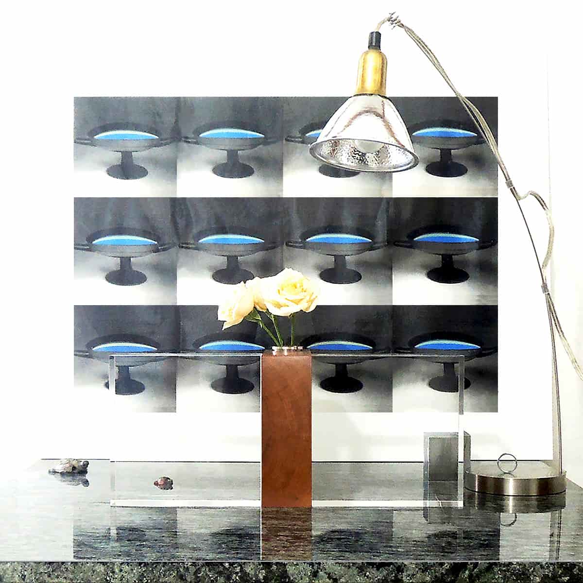 寝室のサイドテーブルにおかれたFLOWER 02の画像