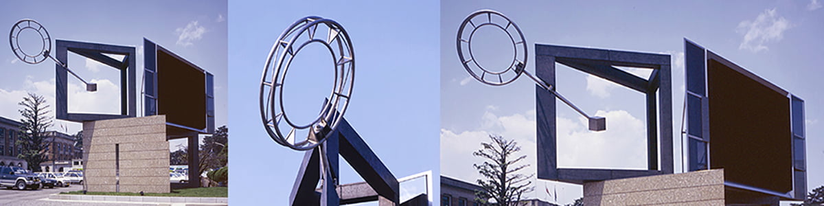 群馬の山々を三角柱に見立て、花崗岩、アルミ鋳物、ステンレス＋ハーフミラー（LED映像装置）で構成し、2メートルのリングを加えたモニュメント、幅12メートル