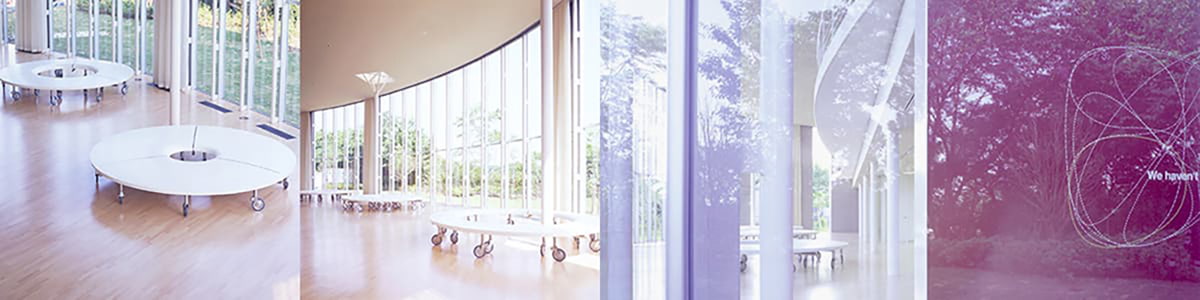 エントランスのウェルカムグラフィック、FRP製の白い3基の円形（外径3.6m）ベンチがあるリラクゼーションスペースの画像