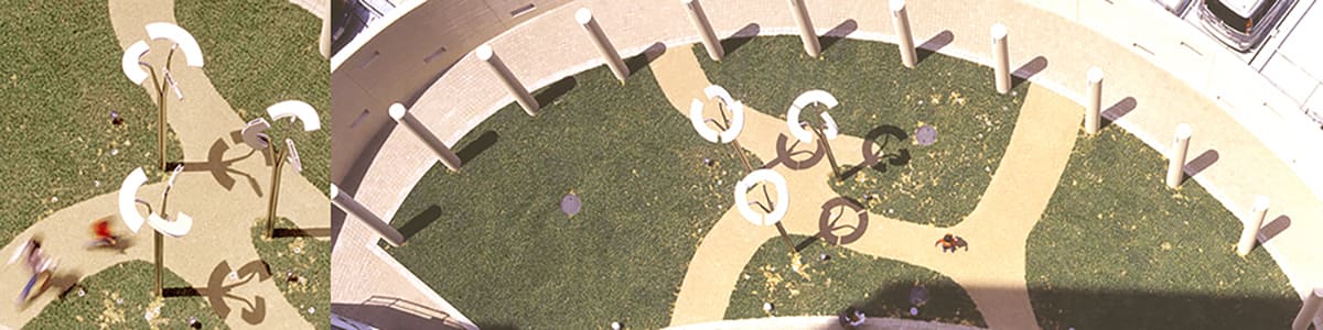 マンションの芝生の中庭に路を作り、路の交点に風を受け回転する３基の作品を設置