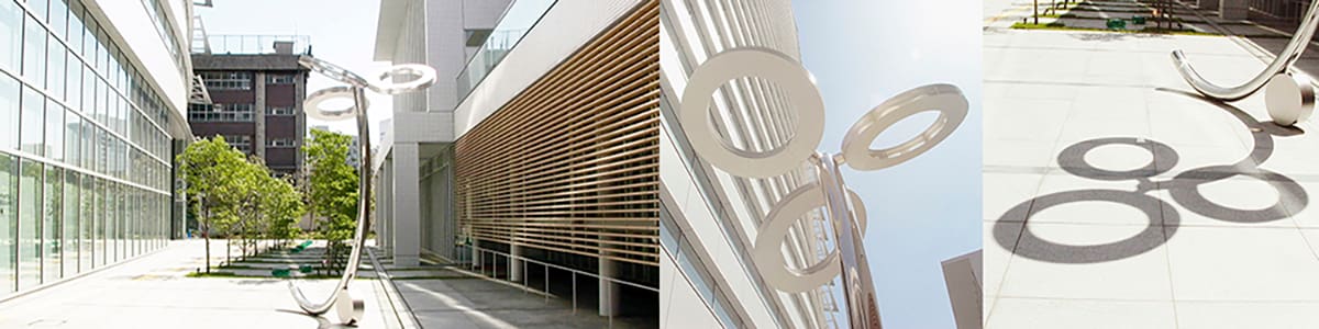 公開空地に一輪の花（風を受け回転する４ｍＨの作品）を設置